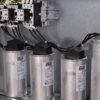 Hybrydowy filtr wyższych harmonicznych z kompensacją mocy biernej - widok baterii kondensatorów.